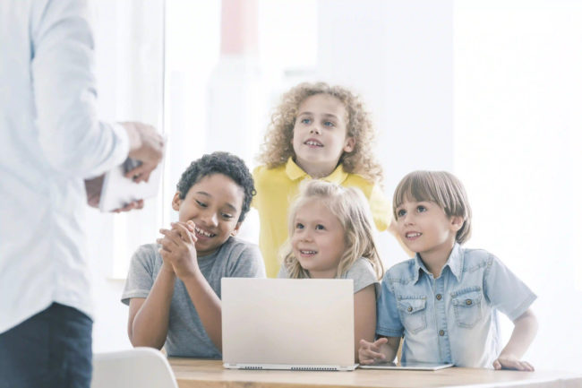 smiling-children-during-programm-_1__1 Kids-working-on-coding