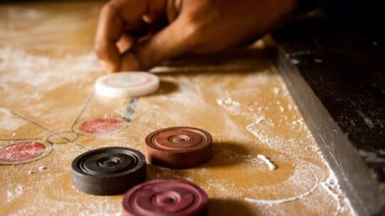 playing-carrom-adult-toys-顶楼的大象在线观看