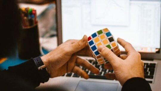 playing-rubik-cubes-adult-toy-顶楼的大象在线观看