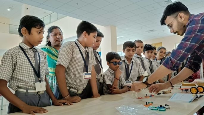 become robotics teacher 《两个人hd高清在线观看》